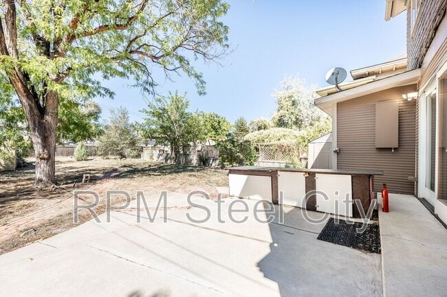 Building Photo - 2125 N Grand Ave