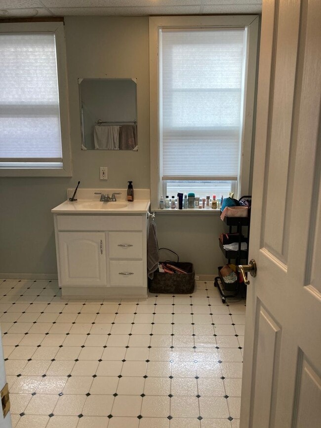 Building Photo - 3+ Bedroom / 2 Bath Single Family Home!