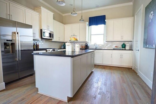 Building Photo - 5839 E Post Oak Ln