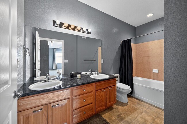 Building Photo - 9441 Ashbury Cir
