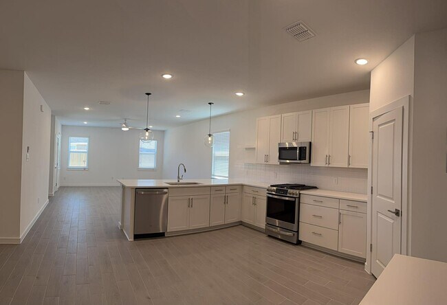 Building Photo - 8338 Bay Oaks Dr