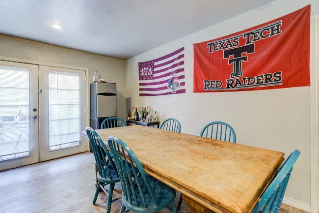 Building Photo - Two Story, 3 Bed / 2 Bath Duplex with Modern Appeal