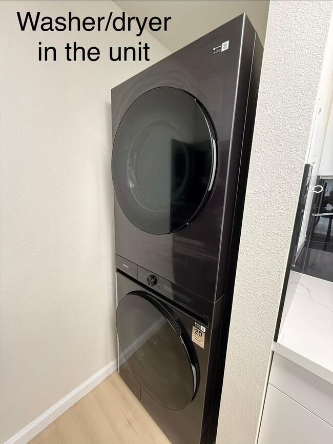 Building Photo - Luna-Liho Towers - Fully renovated, washer/dryer in the unit, AC