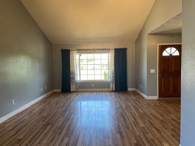 Building Photo - 4-Bedroom Home in Hesperia!