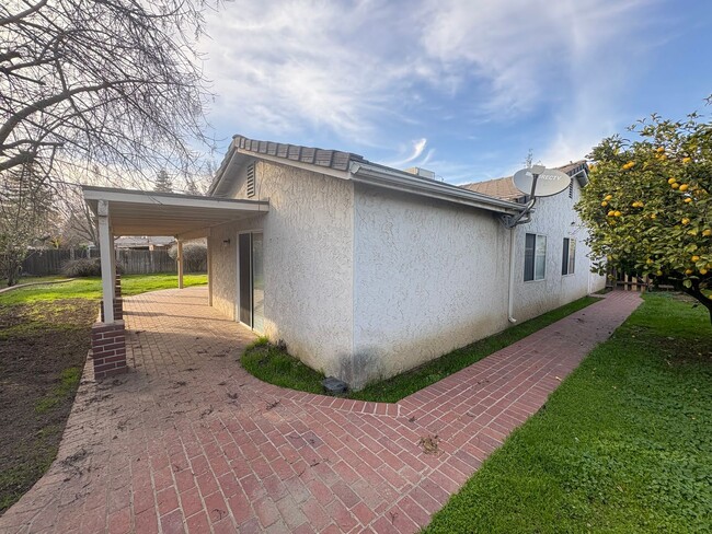 Building Photo - NW Visalia Home Rent Ready!