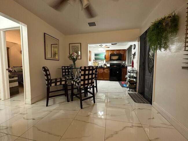 Building Photo - 930 Flamingo Dr