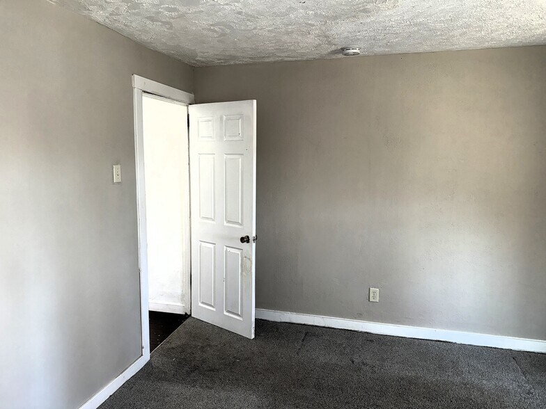 Building Photo - 909 Perry Hwy