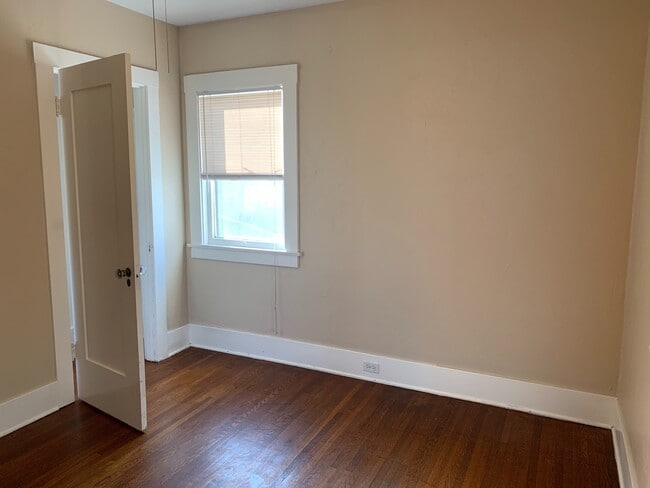 Building Photo - Adorable 2 Bedroom Cottage with Fenced yard, Washer+Dryer, Dishwasher, Reserved Parking!