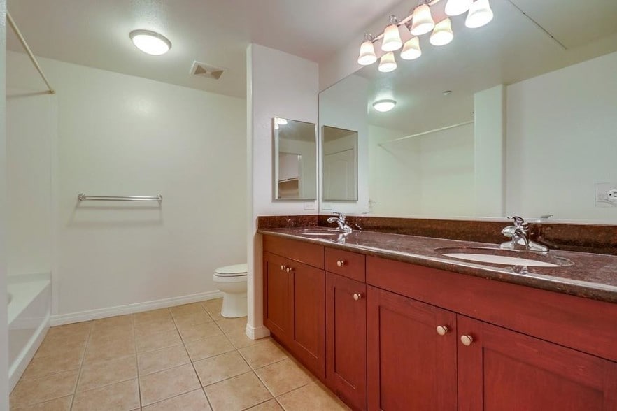 Ensuite Bathrooom - 3950 Ohio St