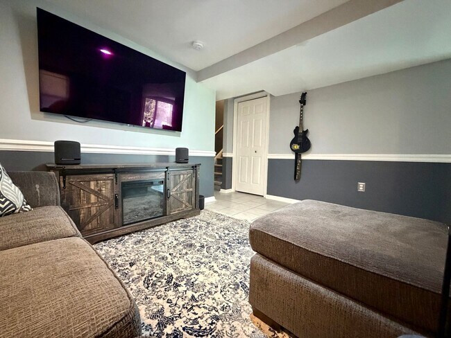 Building Photo - Stunning 3-Bedroom Townhome Nestled in Andorra Woods! Available mid-August!