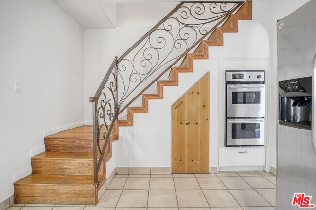 Building Photo - 449 N Sweetzer Ave