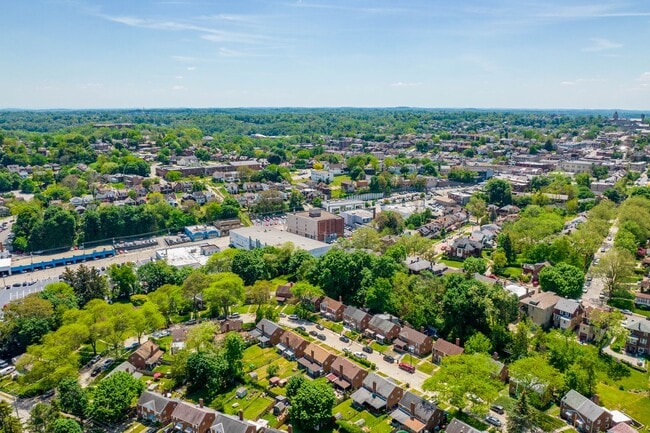 Building Photo - AVAILABLE OCT 1ST! DON'T MISS THIS RENOVAT...
