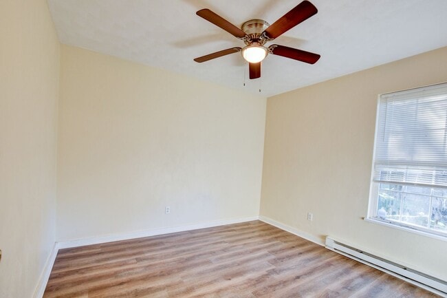 Building Photo - 3 Bedroom 1 Bathroom