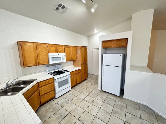 Building Photo - Welcome Home! Charming 3 Bedroom, 2 Bath, ...