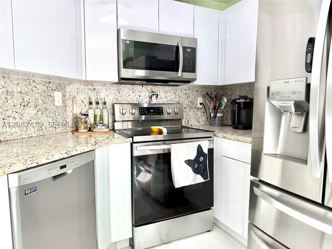 Building Photo - 4631 SW 154th Ct