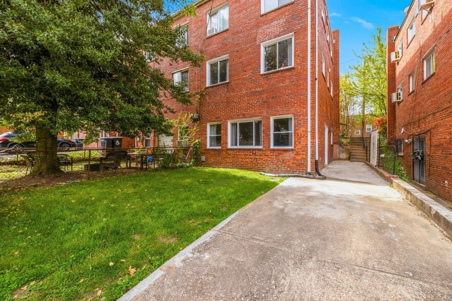 Building Photo - 204 Webster St NE