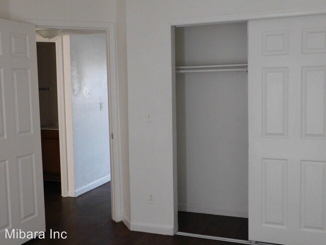 Building Photo - 557 W Thurber Rd