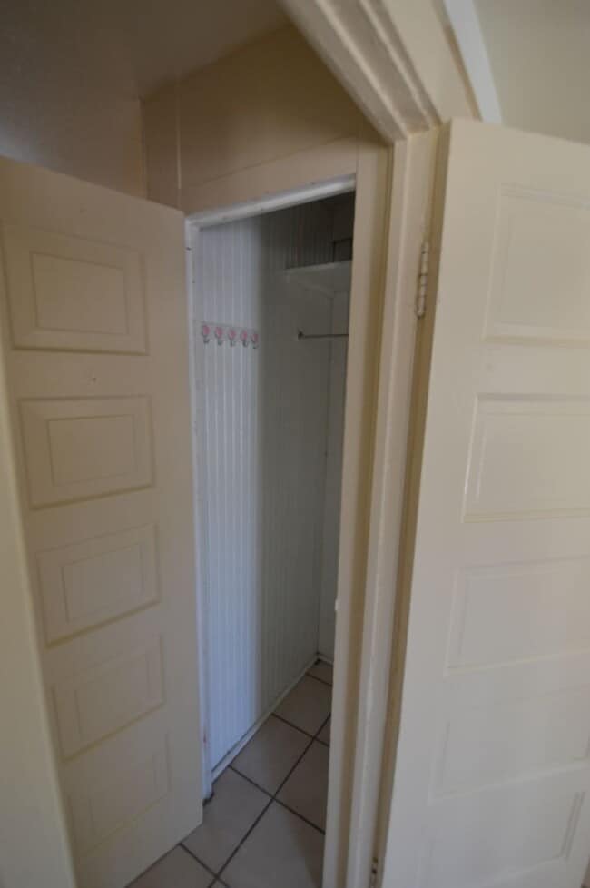 Building Photo - Detached Craftsman Cottage with Courtyard Charm – Low $1,000 Deposit