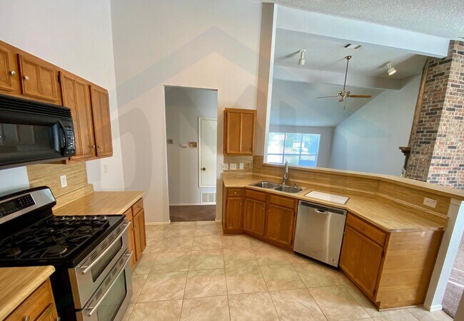 Building Photo - 322 Quail Hollow Dr