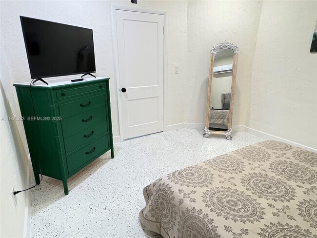 Building Photo - 1901 SW 9th St