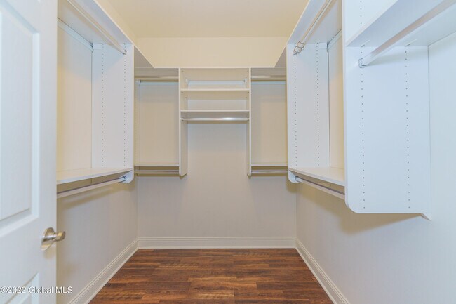 Building Photo - 502 Valley Pointe Dr