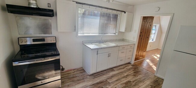 Building Photo - $1500 Cute 1 bedroom 1 bath unit above garage on quiet street
