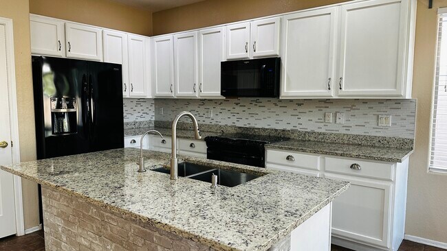 Building Photo - 839 E Las Colinas Pl