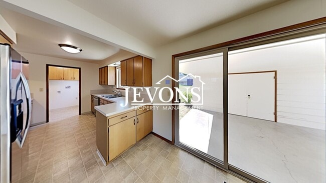 Building Photo - Spacious single-family home with a large f...