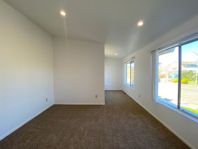 Building Photo - Spacious 3 Bed/2 Bath Duplex~ PG&E & Water...