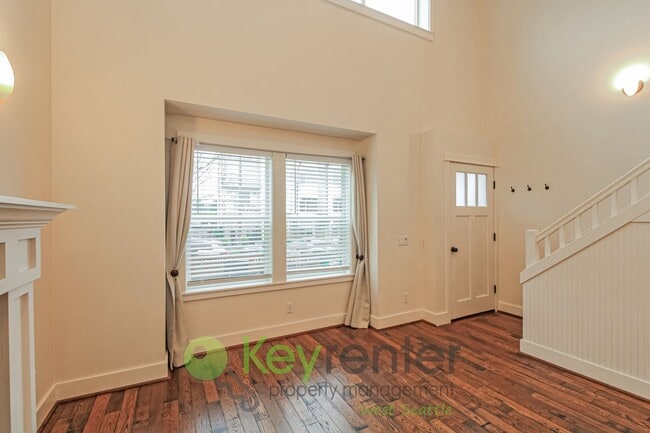 Building Photo - Modern Comfort Meets Urban Living in Seattle