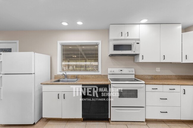 Building Photo - 2501 Laurence Ave