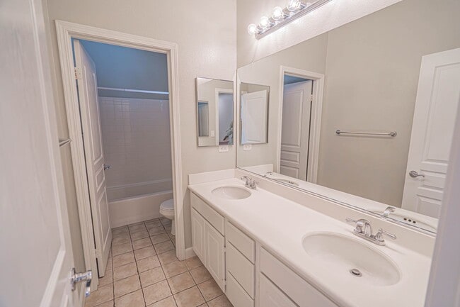 Building Photo - Spacious 4-Bedroom Townhome with Downstairs Bed/Bath in Creekside!