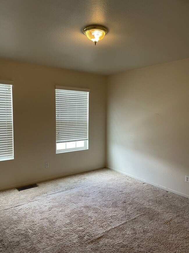 Building Photo - Move-in Ready!