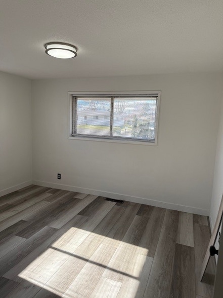 Building Photo - 605 N Rd 37