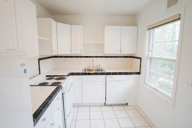 Building Photo - Charming 1-bedroom Courtyard Apartment in Ideal Location!