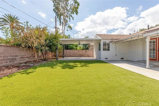 Building Photo - Lovely home nestled in the picturesque cit...