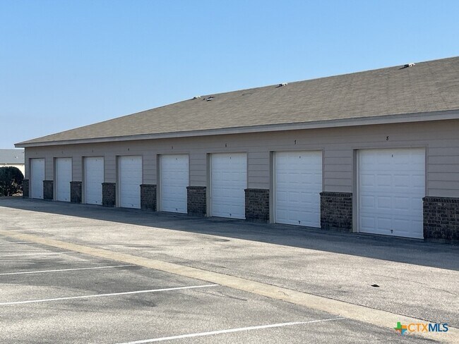 Building Photo - 2710 S Clear Creek Rd