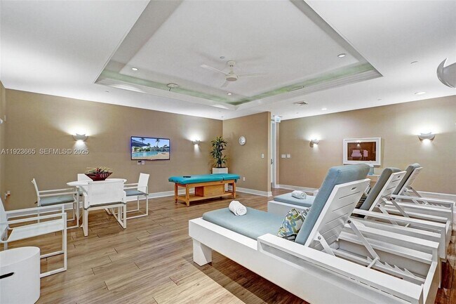 Building Photo - 10101 Collins Ave