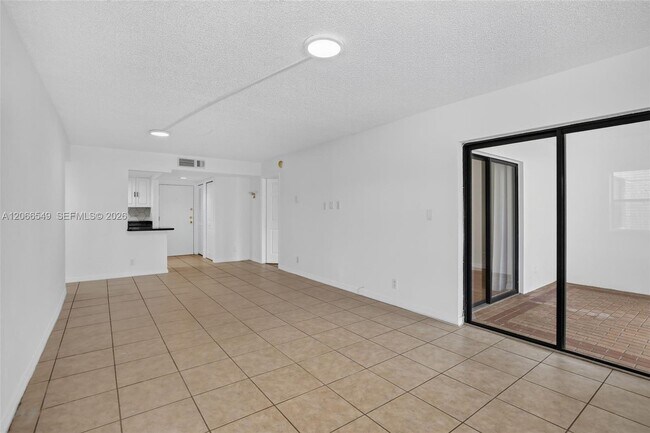 Building Photo - 220 Lakeview Dr
