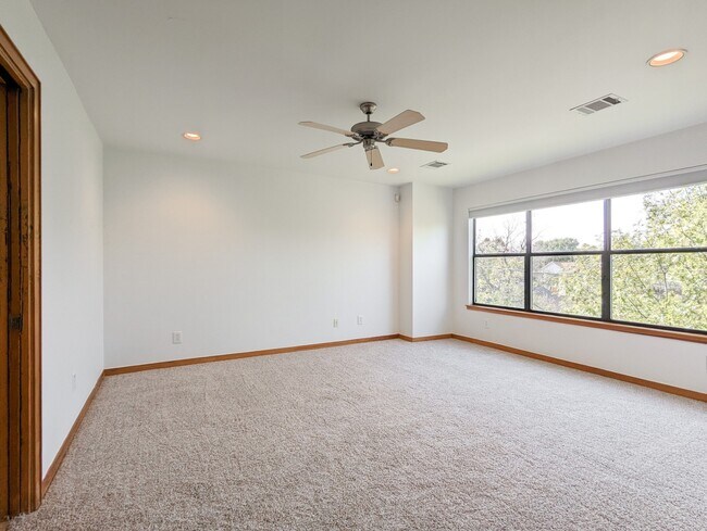 Building Photo - 444 Oxford St