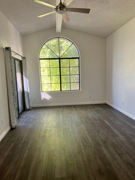 Living room - 839 S Westwood