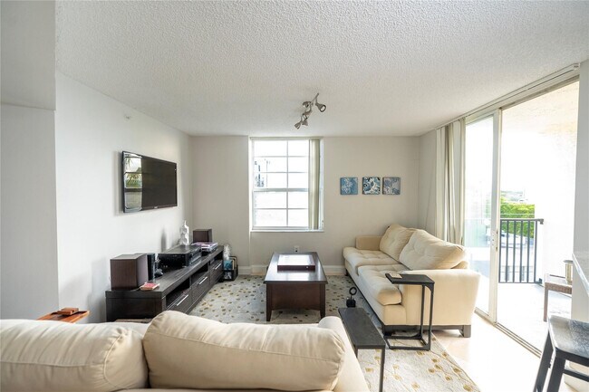 Building Photo - 520 SE 5 Ave