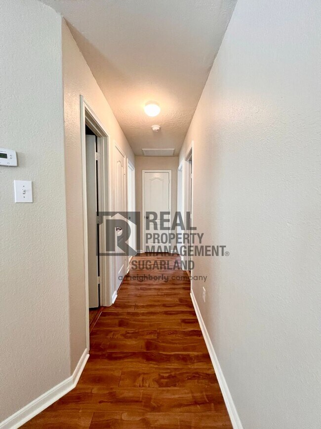 Building Photo - Gorgeous 4 Bed, 2.5 Bath Home in Prime Location!