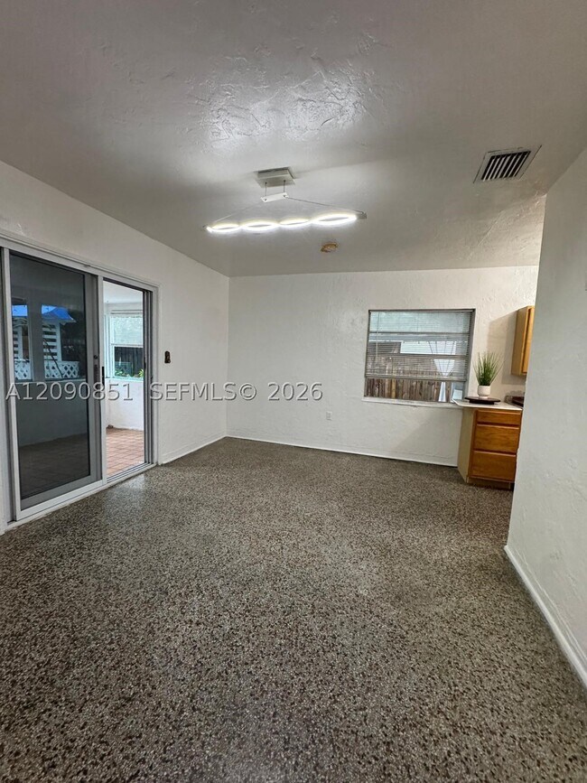 Building Photo - 1416 SW 27th St