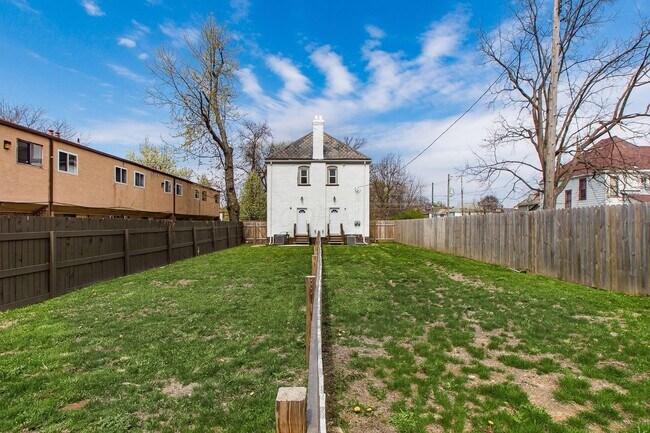 Building Photo - 1013 E Rich St