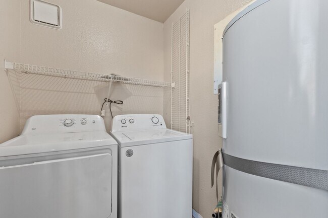 Building Photo - 3 Bedroom Condo at THE LAKES!