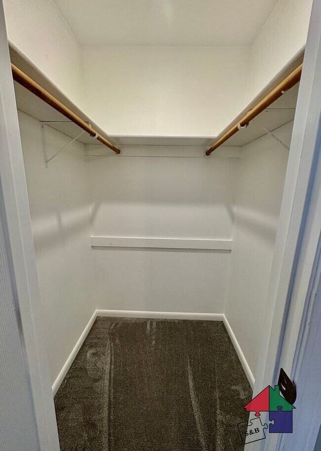 Building Photo - Modern 3 Bedroom 2.5 Bathroom Shelburne Apartment!