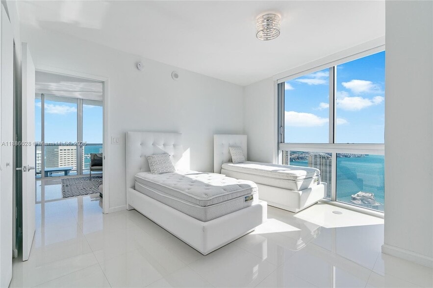 Building Photo - 495 Brickell Ave