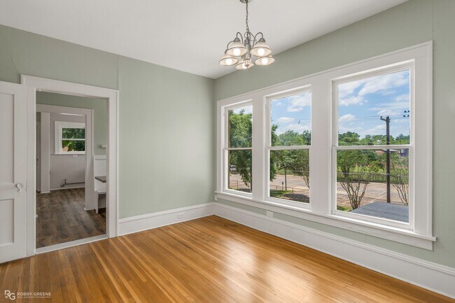 Building Photo - 2 bedroom duplex