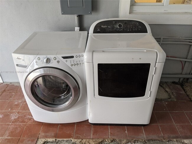 Building Photo - 6991 Coolidge St